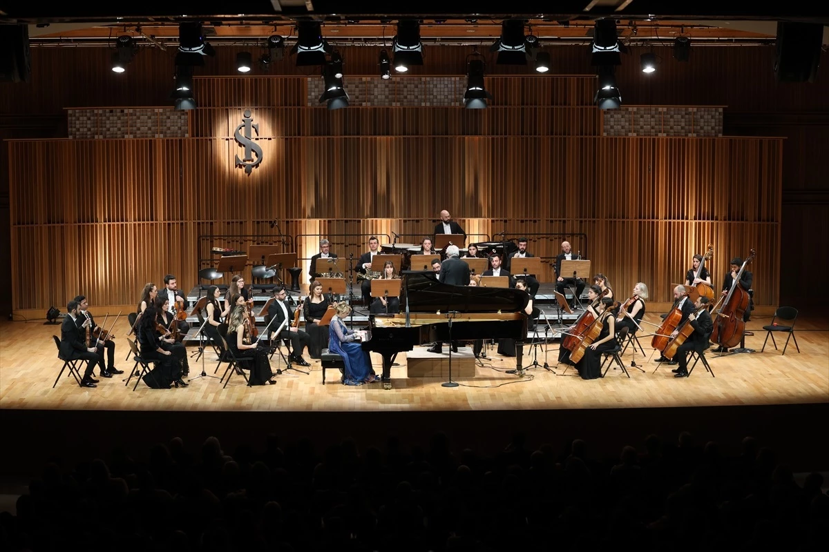 KKTC Cumhurbaşkanlığı Senfoni Orkestrası İş Sanat\'ta konser verdi