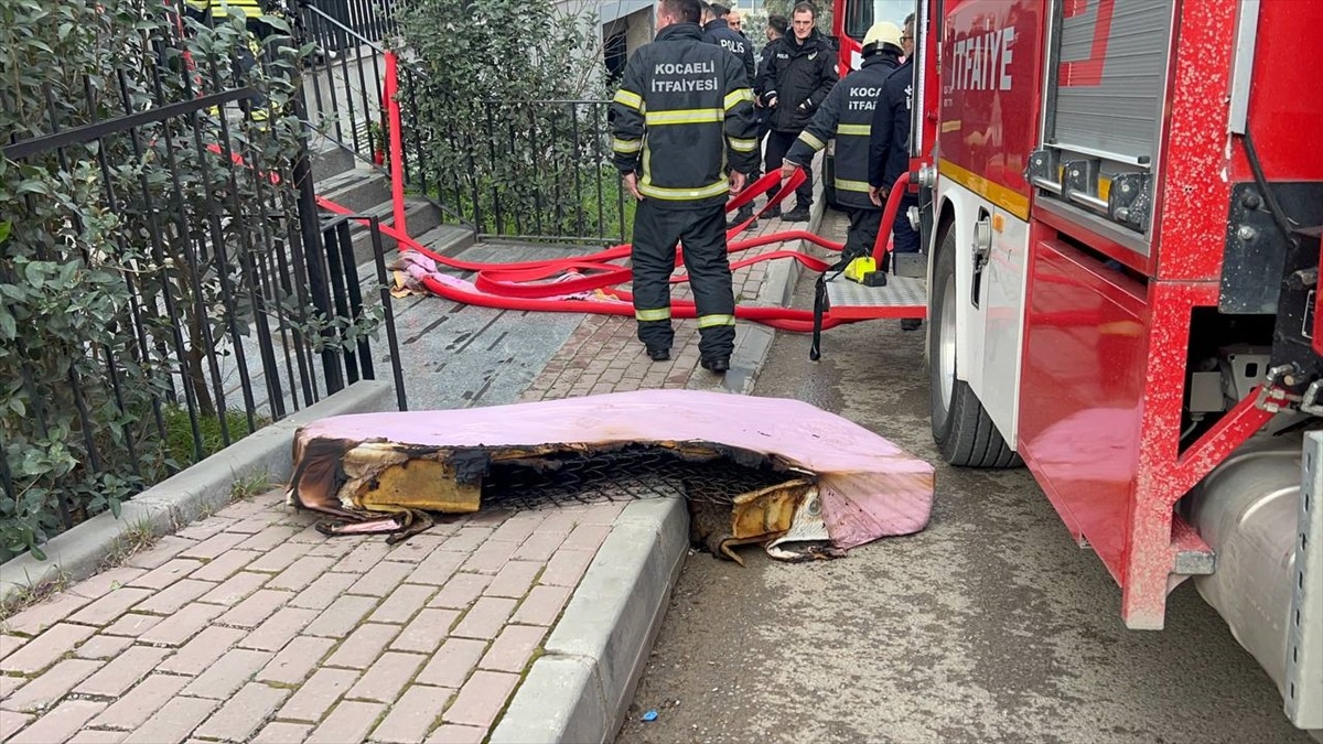 Darıca\'da çıkan yangın itfaiye ekiplerince söndürüldü