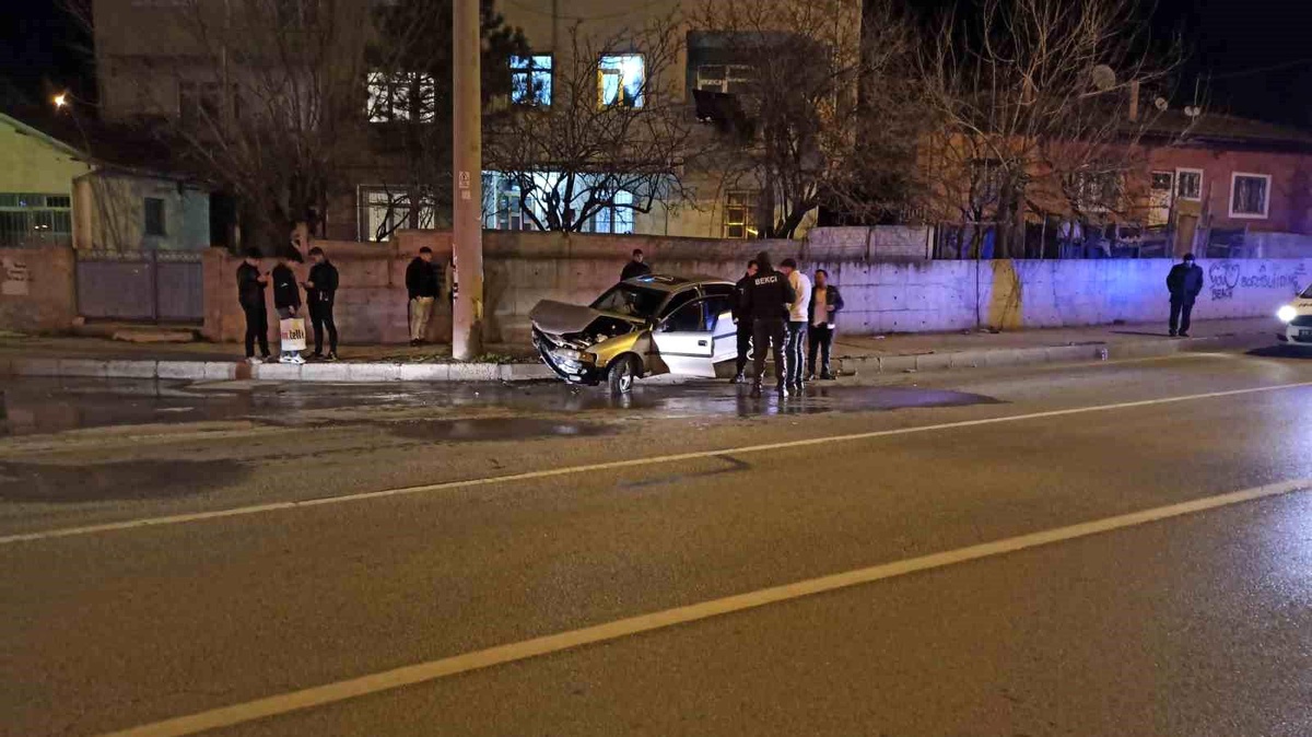 Sungurlu\'da Kontrolden Çıkan Otomobil Aydınlatma Direğine Çarptı