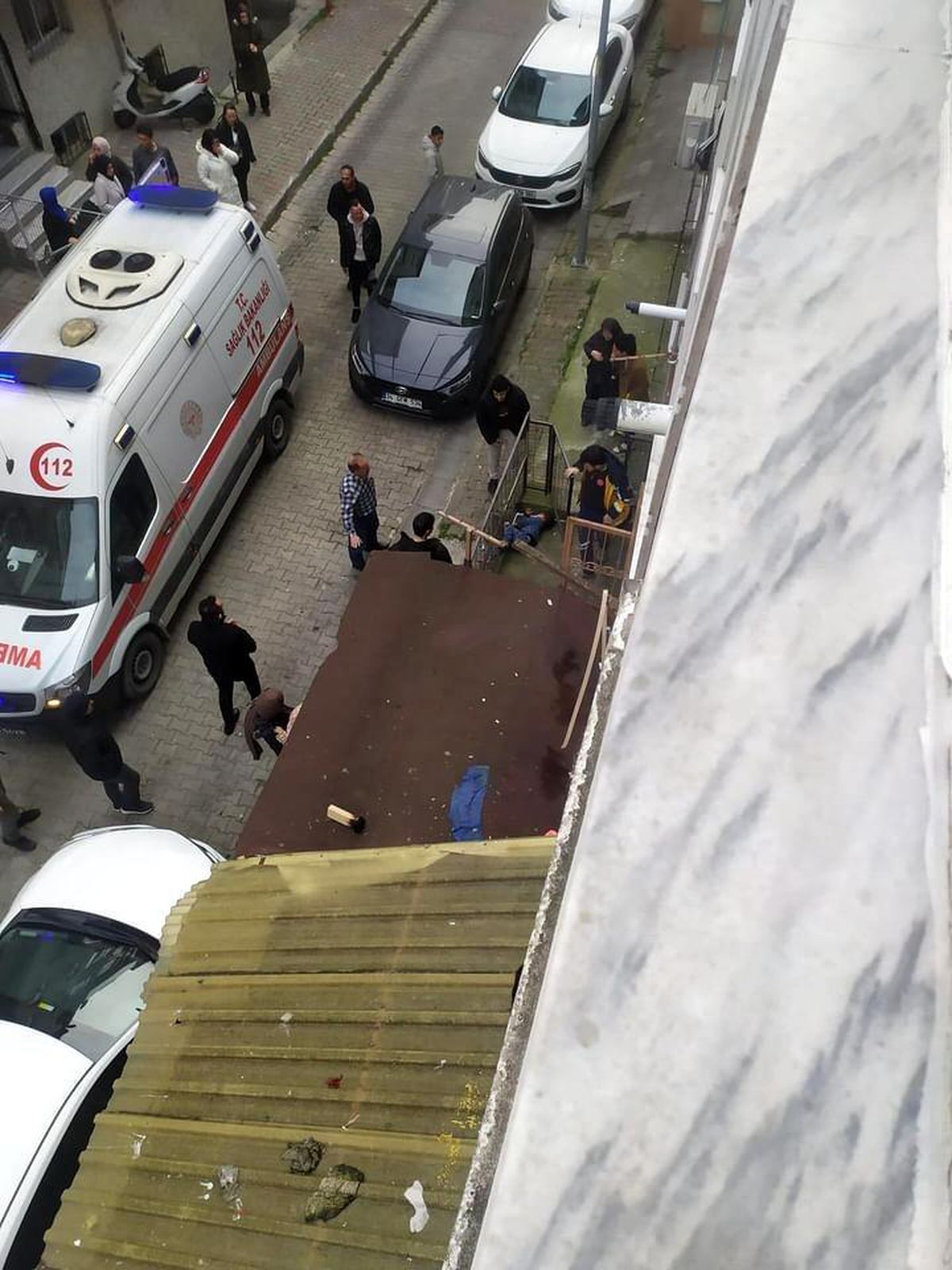 Küçükçekmece\'de 4 yaşındaki çocuk beşinci kattan düşerek ağır yaralandı
