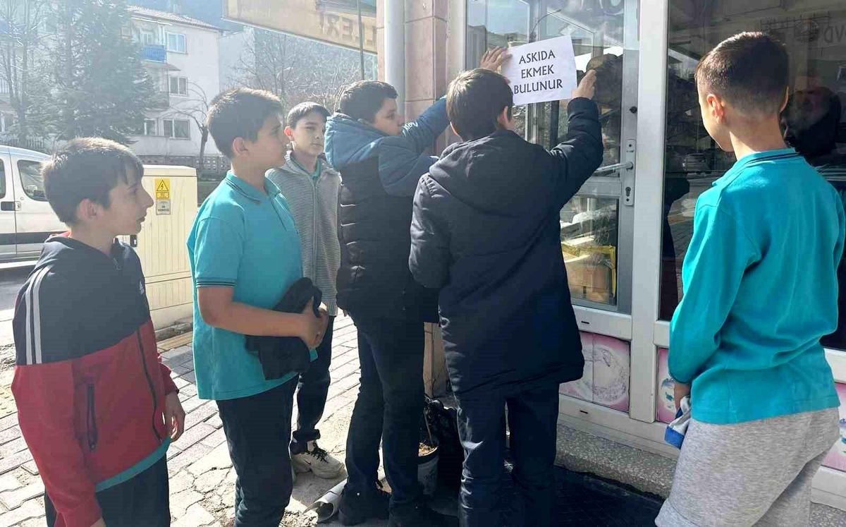 Kütahya Ahteri İmam Hatip Ortaokulunda \'Askıda Ekmek\' uygulaması başlatıldı