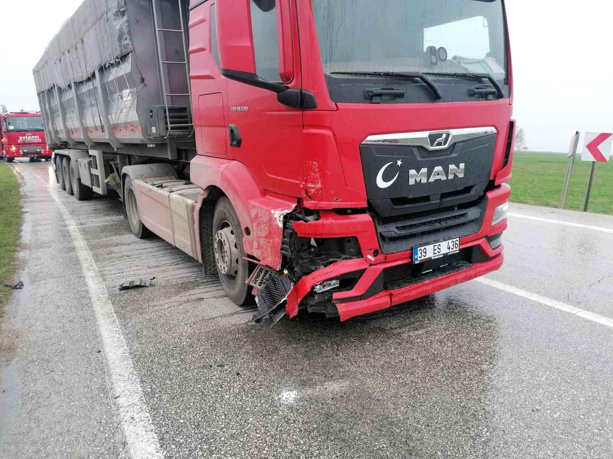 Lüleburgaz\'da otomobil ile kamyon çarpıştı: 1 yaralı