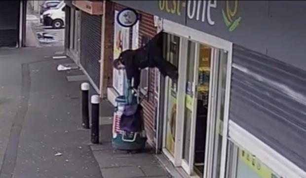 Mağaza kepengine takılan yaşlı kadın havada asılı kaldı