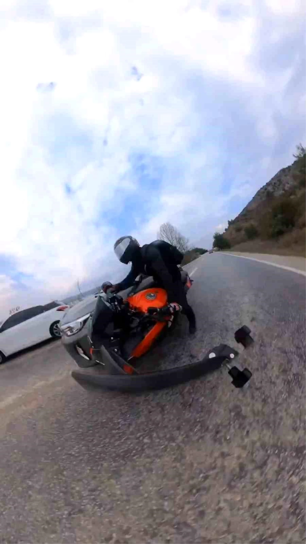 Bursa\'da motosikletli gencin kaza anı aksiyon kamerasında