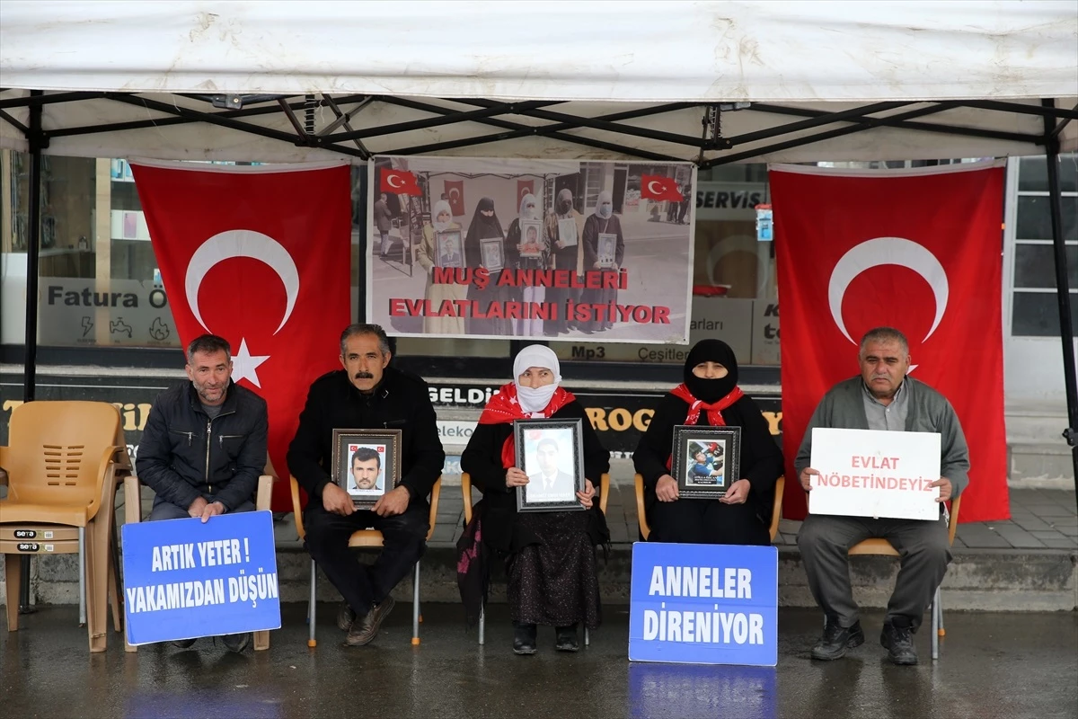 Muş\'ta PKK tarafından kaçırılan çocuklar için ailelerin oturma eylemi devam ediyor