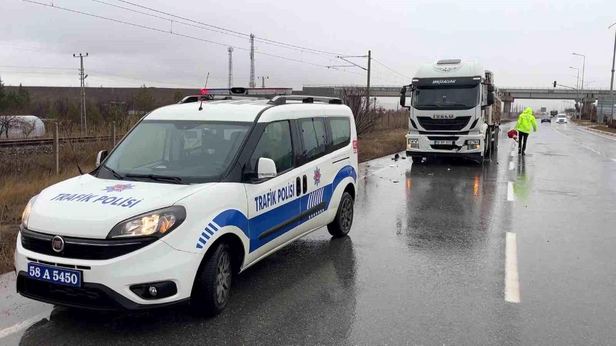 Sivas\'ta Otomobil ile Tır Çarpışması: 2 Yaralı