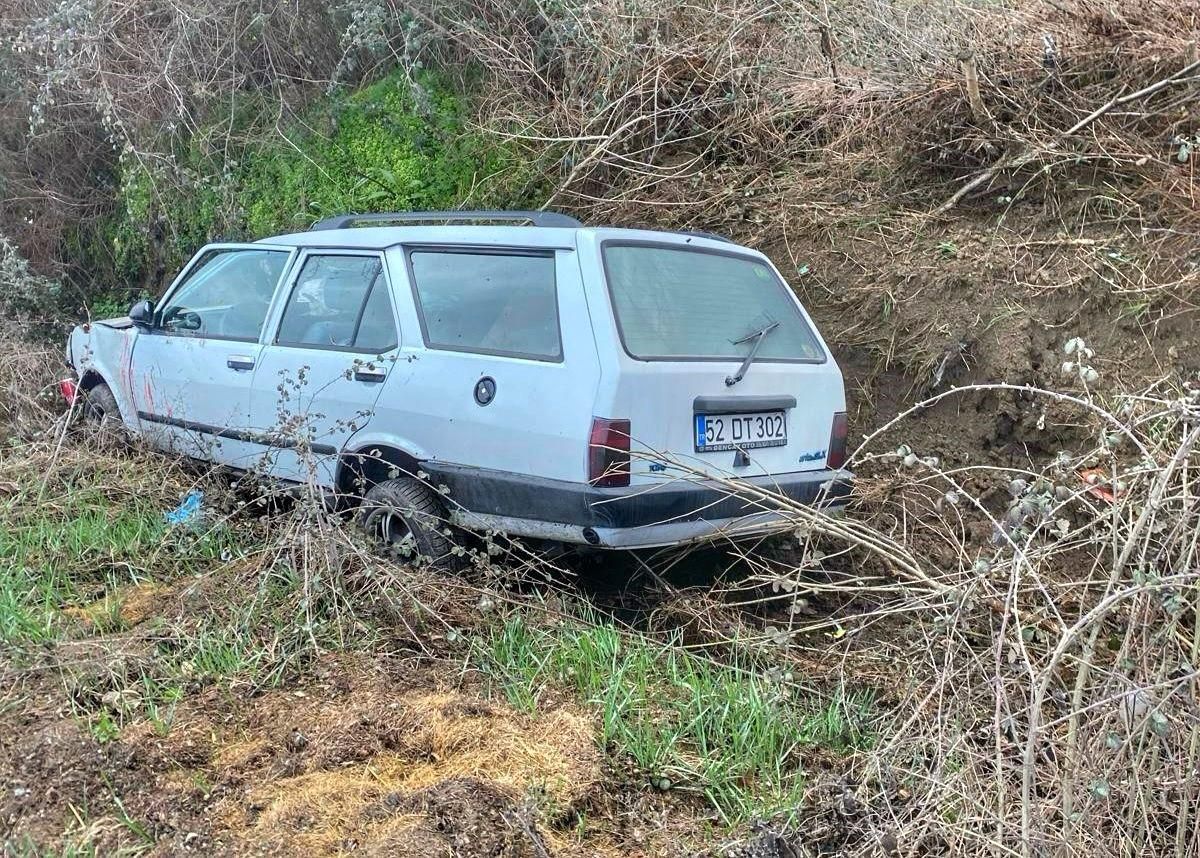 Kastamonu\'da Otomobil Şarampole Yuvarlandı: 2 Yaralı