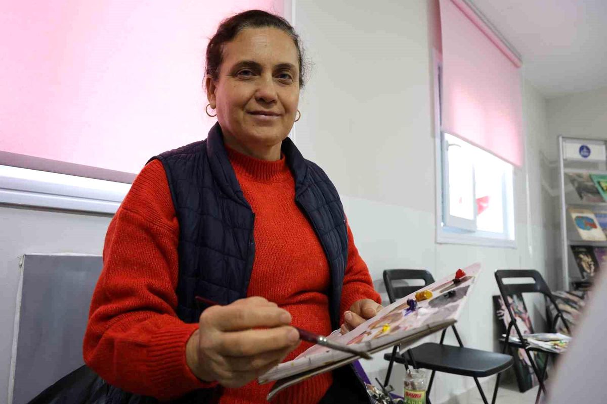 Hatay\'da depremzede kadınlar resim yaparak psikolojilerini atlatıyor
