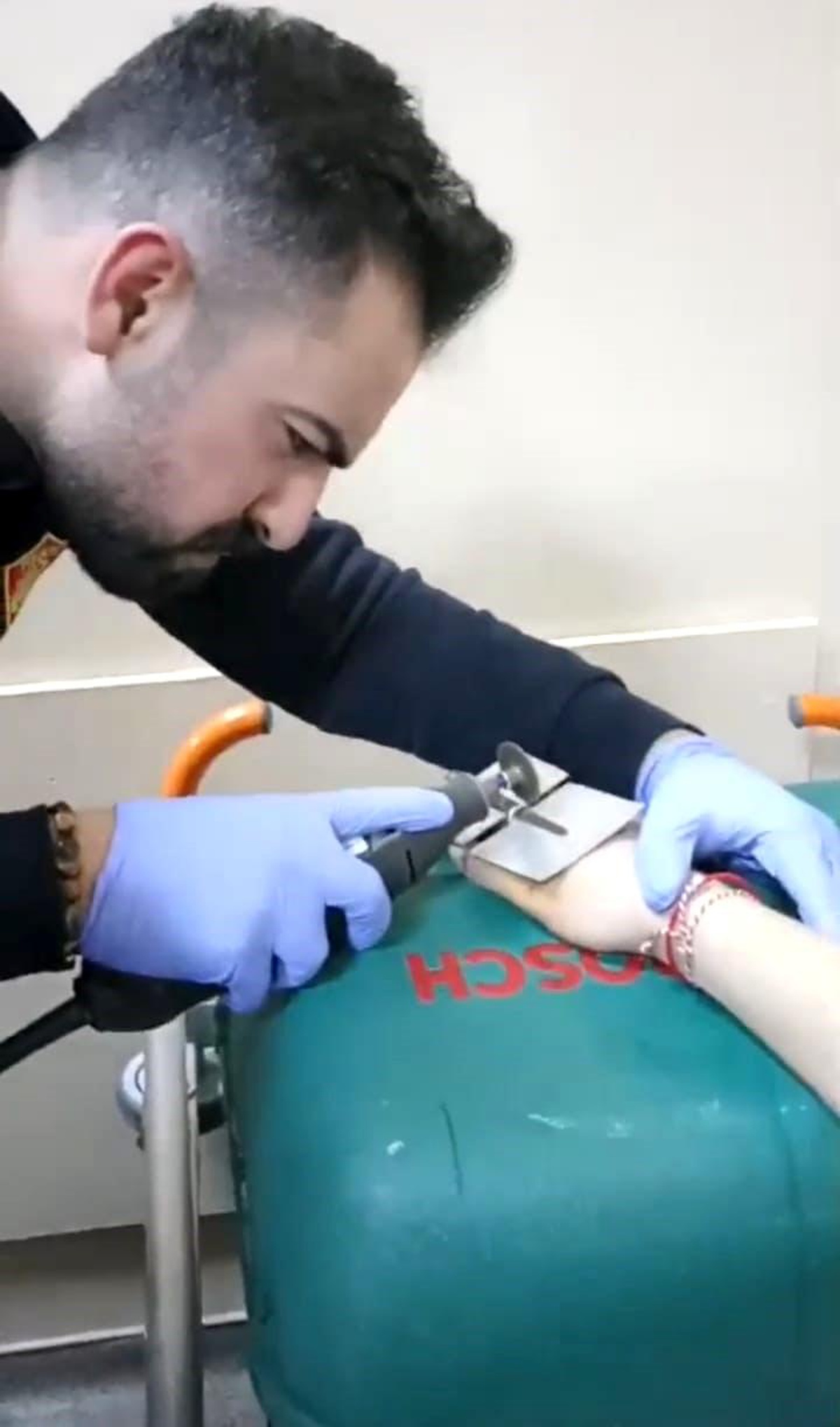 Şanlıurfa\'da genç kızın parmağındaki yüzük itfaiye tarafından kesilerek çıkartıldı