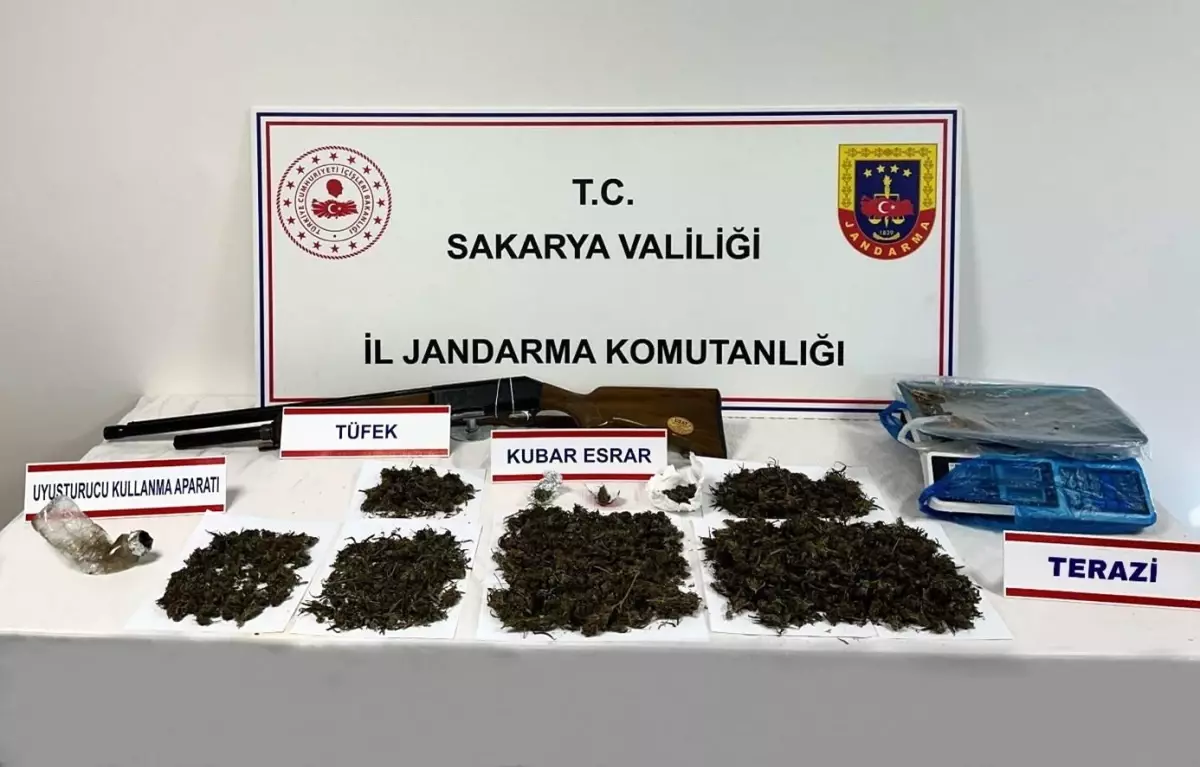 Sakarya\'da Jandarma Ekipleri 886 Şahsı Yakaladı, 2 Kalaşnikof Ele Geçirildi