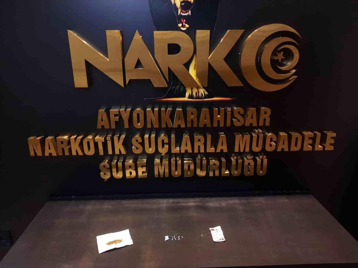 Afyonkarahisar\'da Uyuşturucu Operasyonu: 8 Hap ve 7 Peçeteye Emdirilmiş Madde Ele Geçirildi