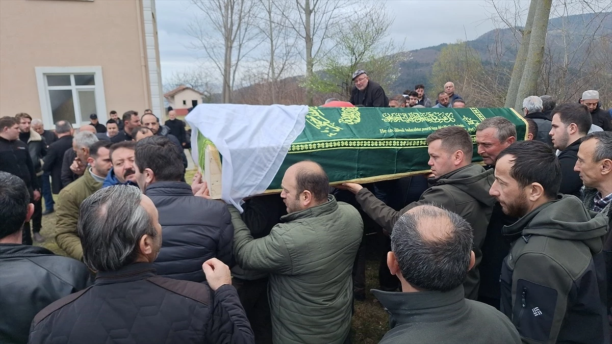 TEM Otoyolu\'nda Kazada Hayatını Kaybeden 5 Kişi Samsun\'da Defnedildi