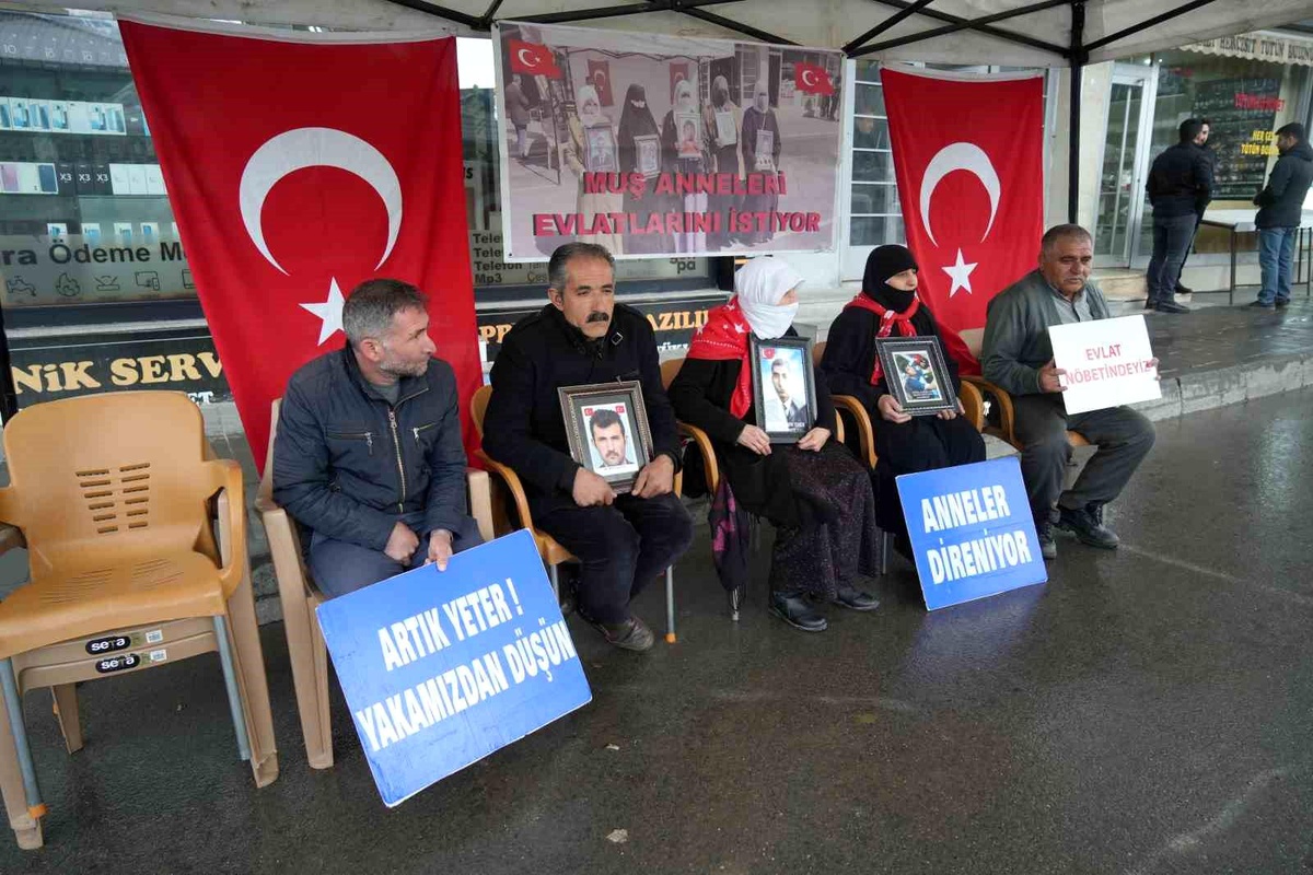 Muş\'ta çocukları terör örgütü PKK tarafından kaçırılan aileler oturma eylemini sürdürüyor