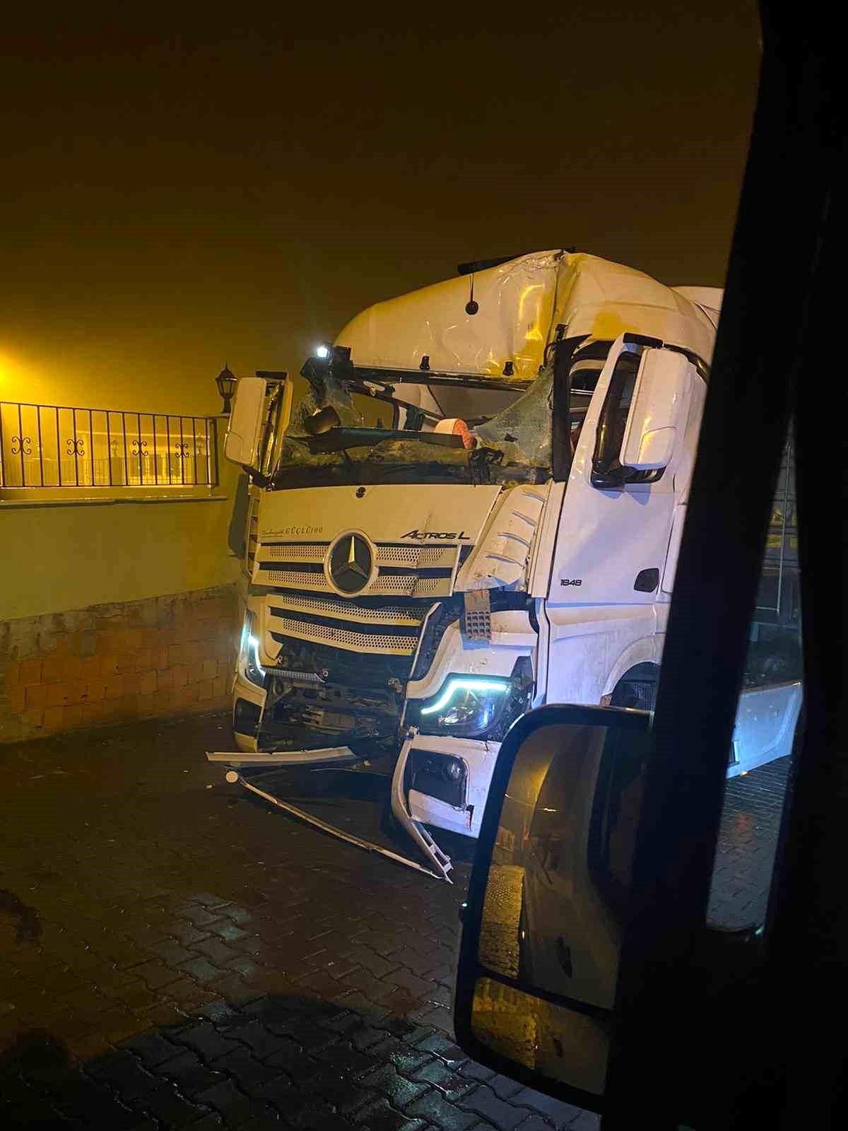 Zonguldak\'ta yağışlı hava nedeniyle tır elektrik direğine çarptı