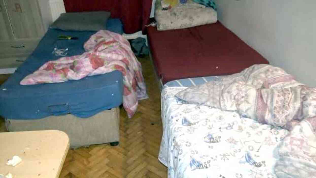 Tuttuğu daireyi 27 kişiye kiralamıştı! İlçede birçok evi aynı yöntemle göçmenlere kiraladığı ortaya çıktı Tuttuğu daireyi 27 kişiye kiralamıştı! İlçede birçok evi aynı yöntemle göçmenlere kiraladığı ortaya çıktı