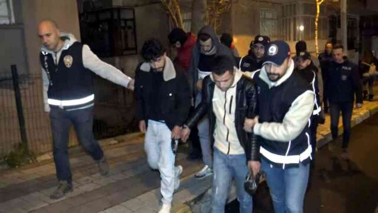 Tuttuğu daireyi 27 kişiye kiralamıştı! İlçede birçok evi aynı yöntemle göçmenlere kiraladığı ortaya çıktı Tuttuğu daireyi 27 kişiye kiralamıştı! İlçede birçok evi aynı yöntemle göçmenlere kiraladığı ortaya çıktı