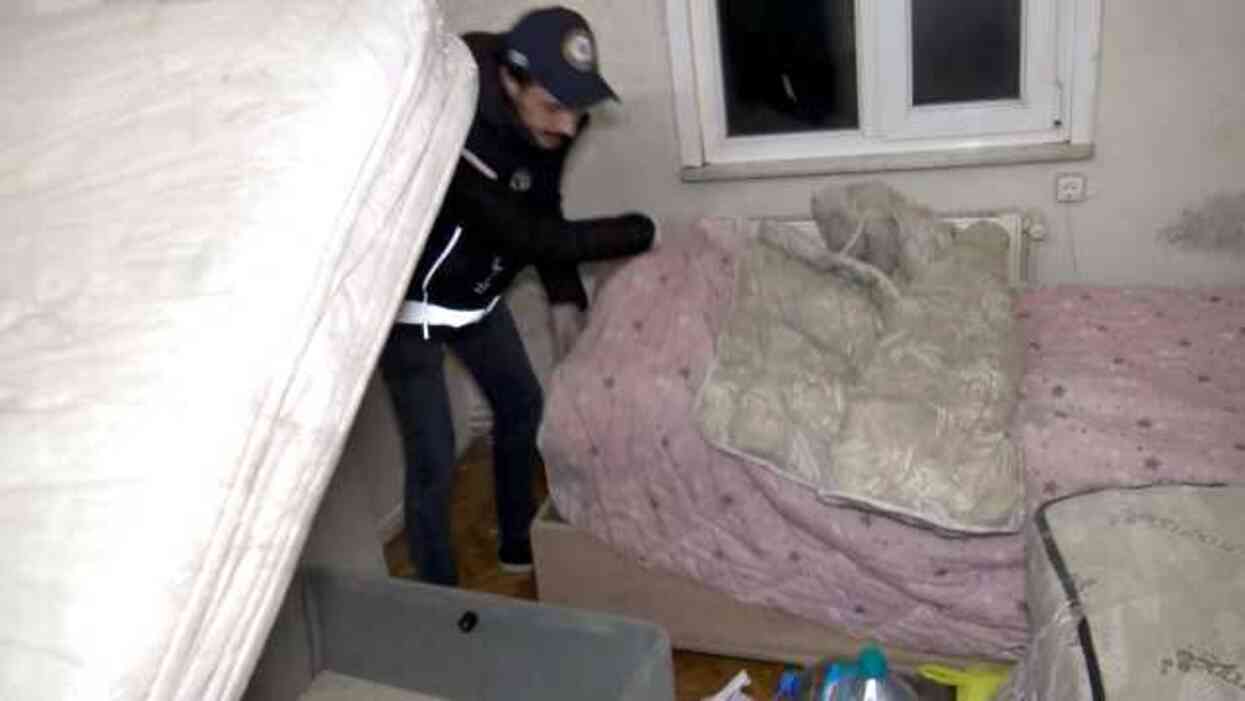 Tuttuğu daireyi 27 kişiye kiralamıştı! İlçede birçok evi aynı yöntemle göçmenlere kiraladığı ortaya çıktı Tuttuğu daireyi 27 kişiye kiralamıştı! İlçede birçok evi aynı yöntemle göçmenlere kiraladığı ortaya çıktı
