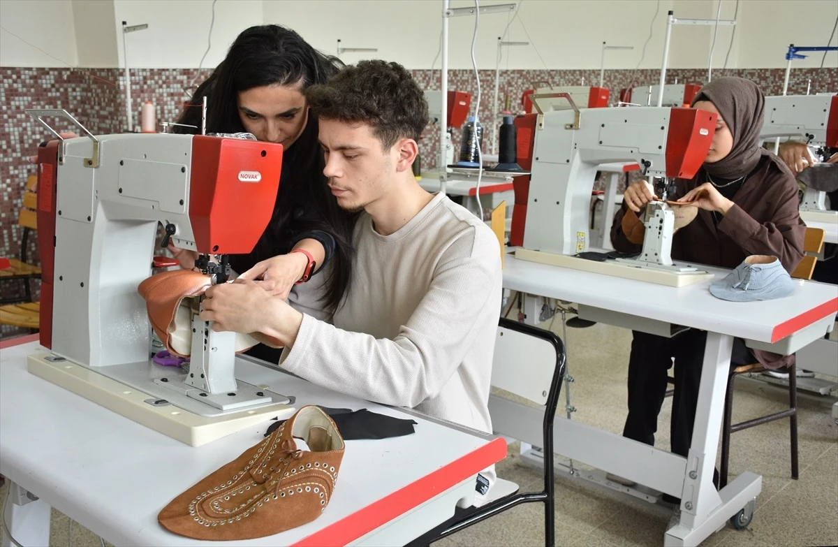 Ankara\'da El Sanatları Öğreticisi Nurten Karabük, Ayakkabı Tasarımı ve Üretimi Bölümünde Eğitim Alıyor