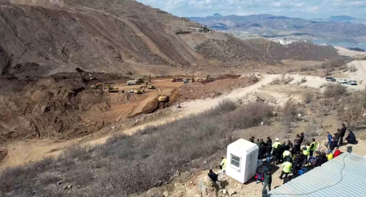 Erzincan Valisi Hamza Aydoğdu, göçük altında kalan işçilerin ailelerini ziyaret etti