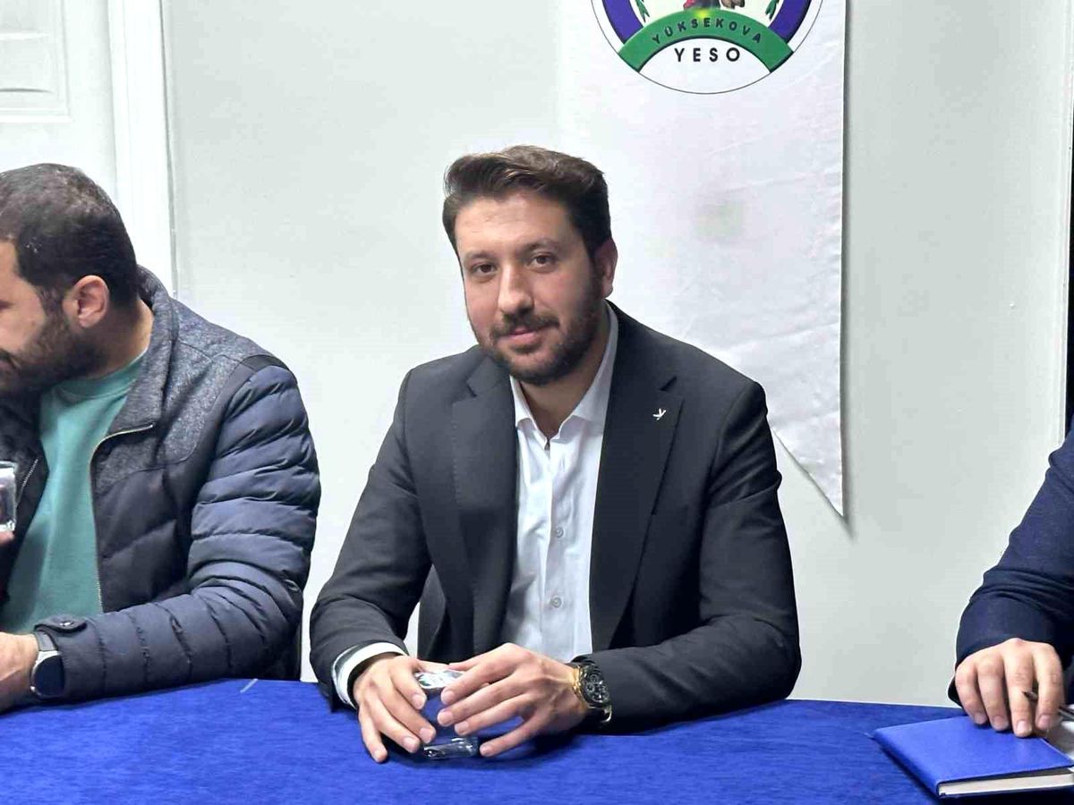 Hakkari Valisi Ali Çelik, Yüksekova\'da Halkla Buluştu
