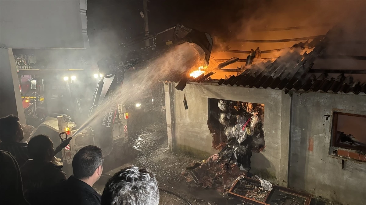 Zonguldak\'ta tekstil atölyesinde çıkan yangın söndürme çalışmaları devam ediyor