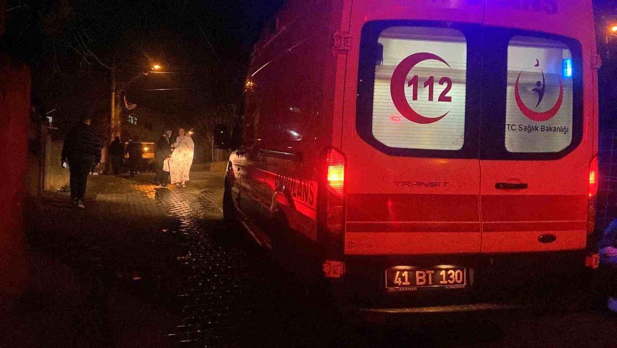 Kocaeli Gebze\'de Bir Şahıs Ailesinin Yaşadığı Daireyi Ateşe Verdi