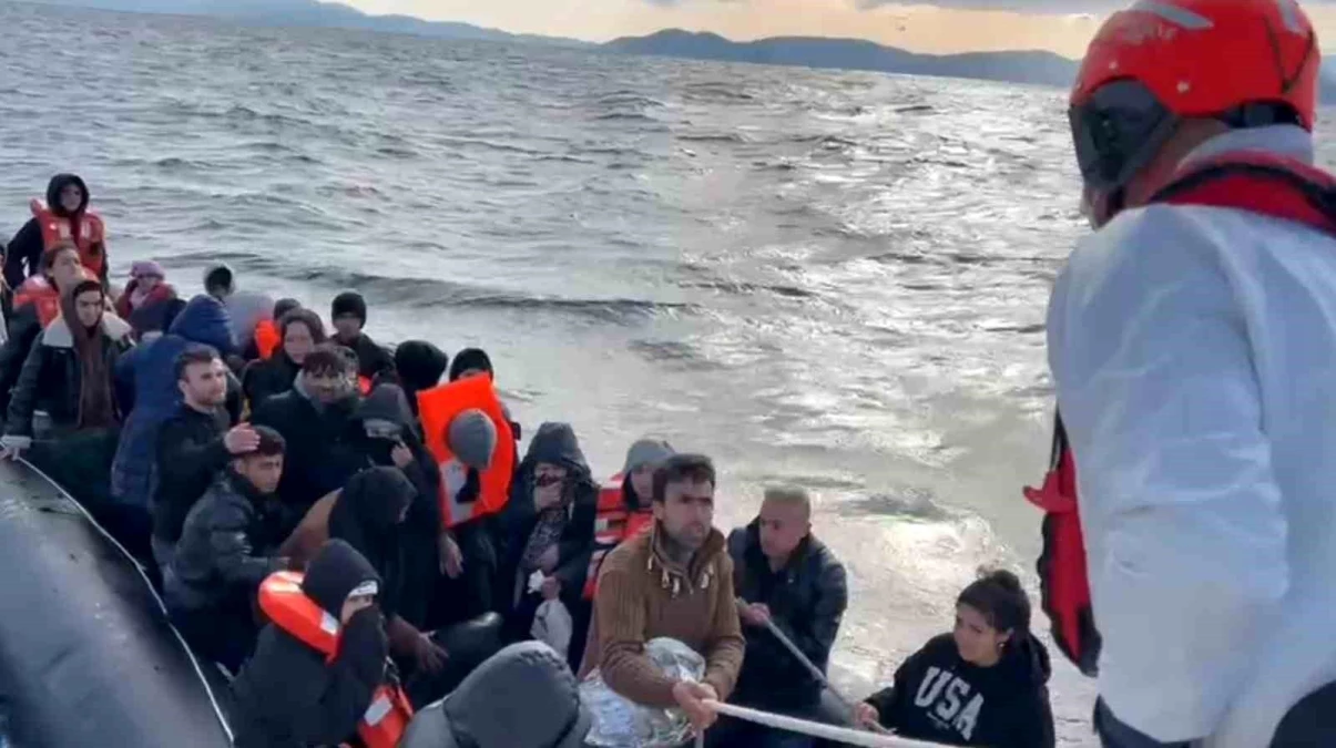 Yunanistan unsurları tarafından geri itilen lastik bot içerisindeki 14\'ü çocuk 23 düzensiz göçmen kurtarıldı