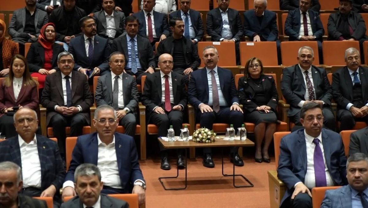 Hazine ve Maliye Bakanı Mehmet Şimşek Gaziantep\'te Ekonomi İstişare Toplantısına Katıldı