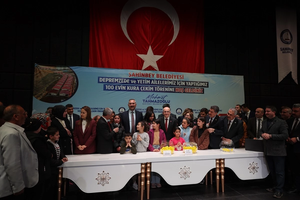 Hazine ve Maliye Bakanı Mehmet Şimşek Gaziantep\'te gençlik merkezi açılışı ve konut hak sahipliği kura çekimine katıldı