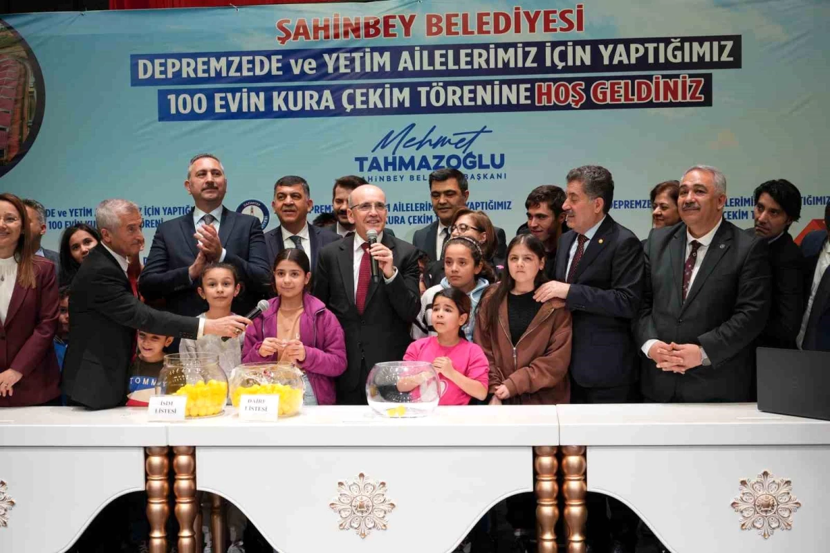 Hazine ve Maliye Bakanı Mehmet Şimşek, depremzede ve yetim aileler için yapılan konutların kura çekim törenine katıldı