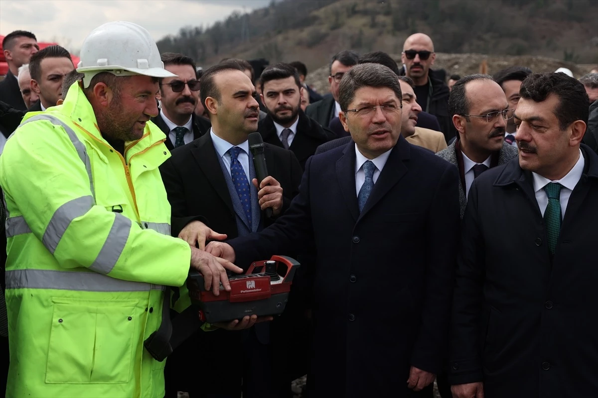 Sanayi ve Teknoloji Bakanı Mehmet Fatih Kacır ve Adalet Bakanı Yılmaz Tunç, Zonguldak\'ta orman ürünleri fabrikasının temelini attı