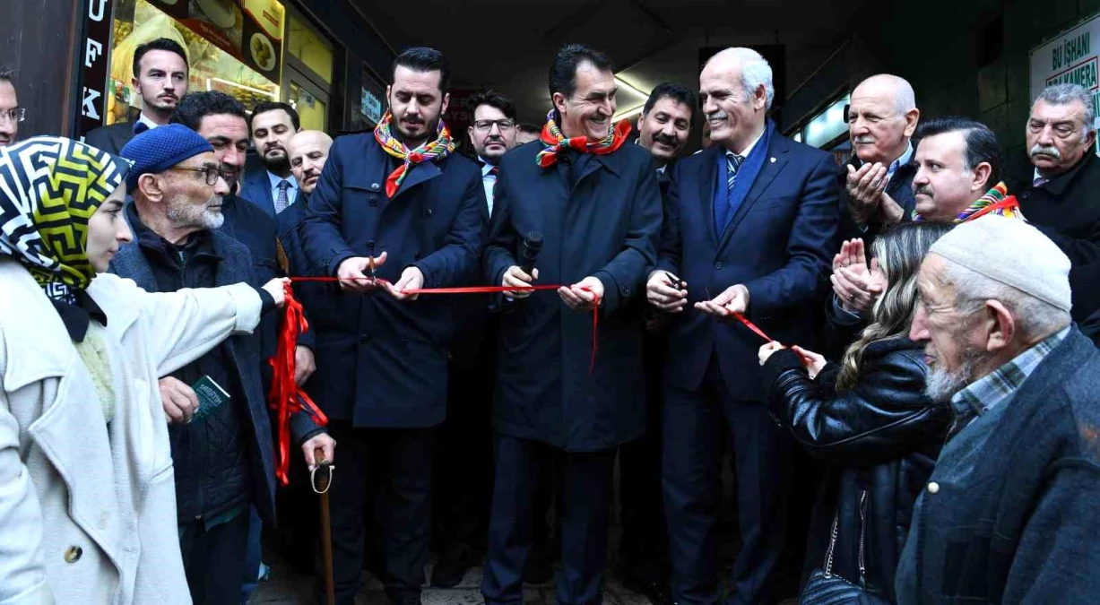 Osmangazi Belediye Başkanı Mustafa Dündar, yeni seçim ofisini coşkuyla açtı