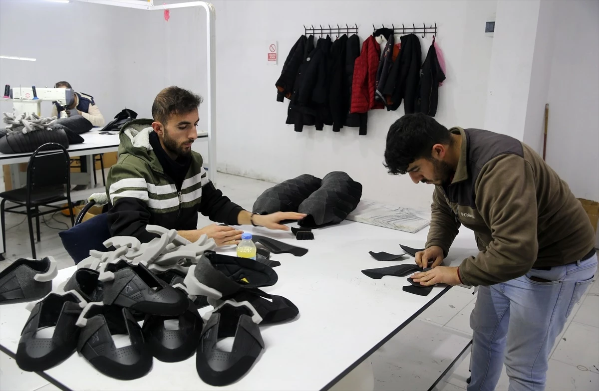 Bitlis\'ten İstanbul\'a Göç Eden Kardeşler Memleketlerine Dönerek Ayakkabı Üretim Atölyesi Kurdu