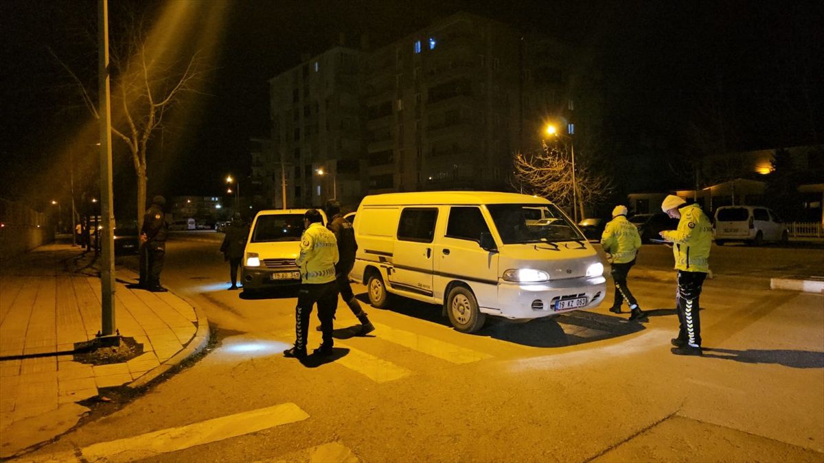 Çorum\'da yapılan uygulamada 6 ruhsatsız silah ile 16 uyuşturucu hap ele geçirildi