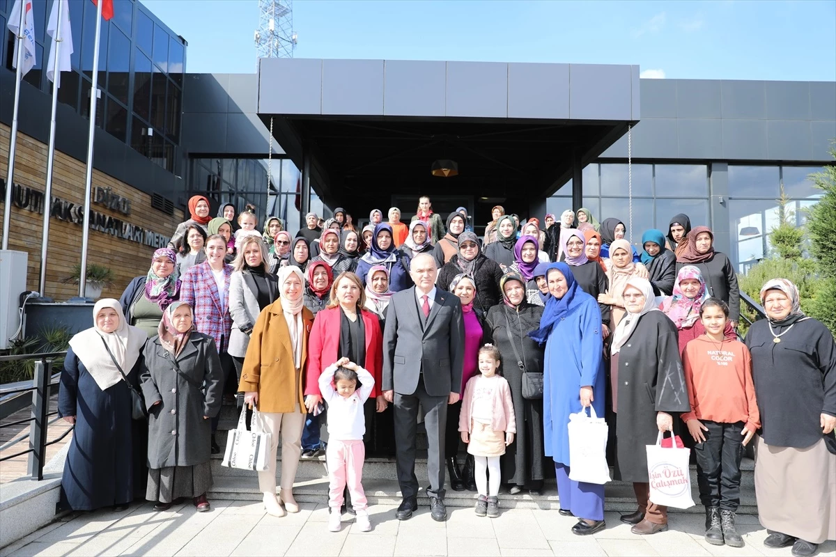 Düzce Belediye Başkanı Faruk Özlü, 8 Mart Dünya Kadınlar Günü\'nde kadınlarla buluştu