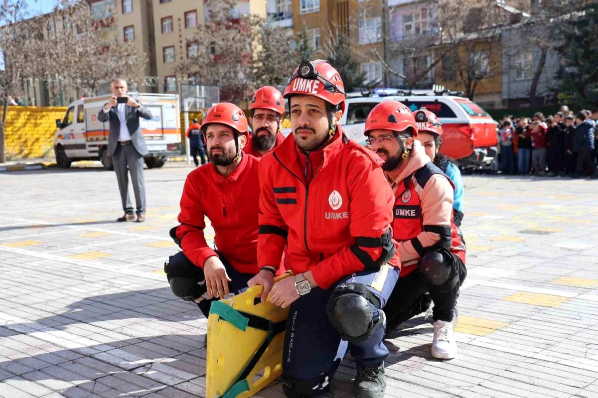 Elazığ\'da gerçekleştirilen deprem ve yangın tatbikatı gerçeğini arattı