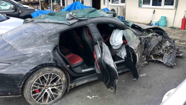 Eyüpsultan'da meydana gelen kazada hayatını kaybeden Oğuz Murat Acı'ya çarpan Porsche'nin son hali ortaya çıktı