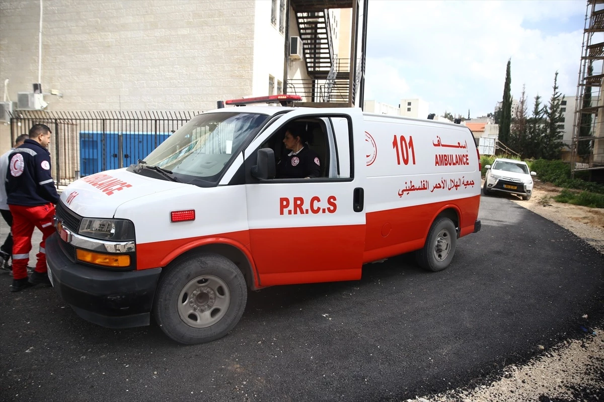 Filistinli kadın ambulans şoförü zorlu şartlarda görev yapıyor