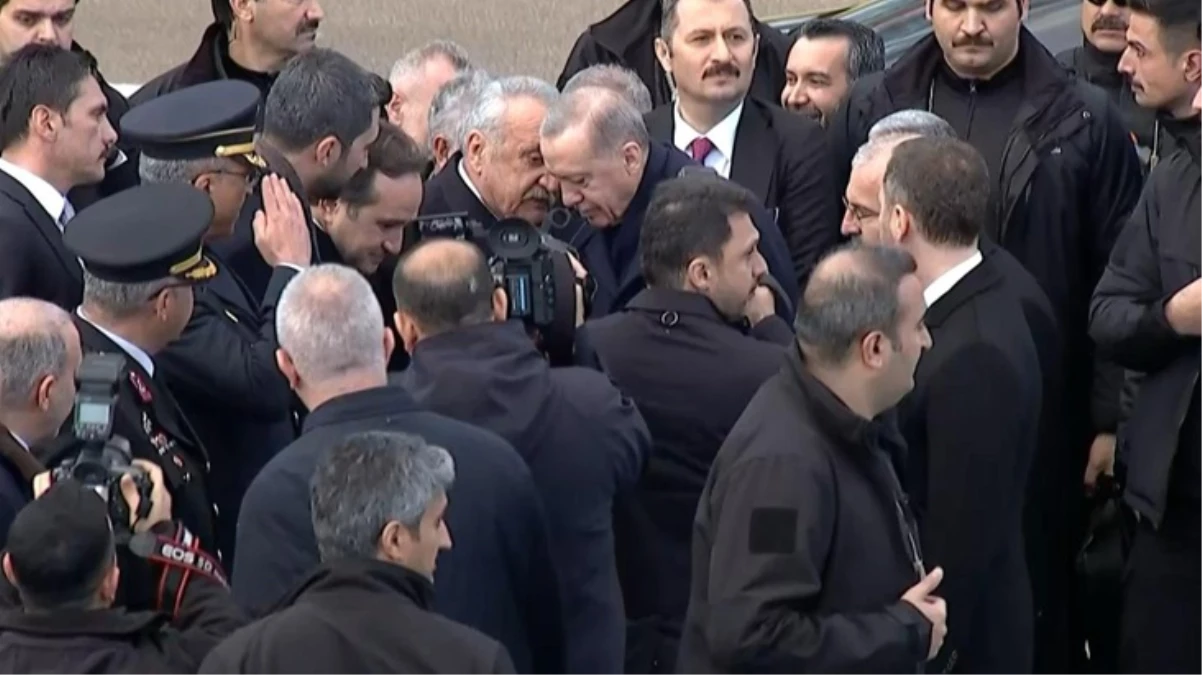 Fotoğrafları oğlu paylaştı! Elazığ mitingi öncesi Cumhurbaşkanı Erdoğan\'ı Mehmet Ağar karşılamış
