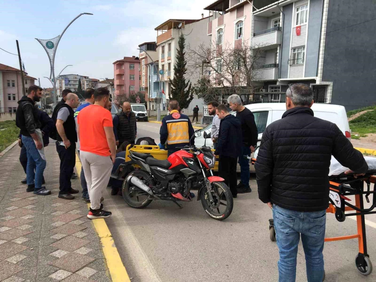 Kocaeli Körfez\'de Motosiklet ile Hafif Ticari Araç Çarpıştı: 1 Yaralı