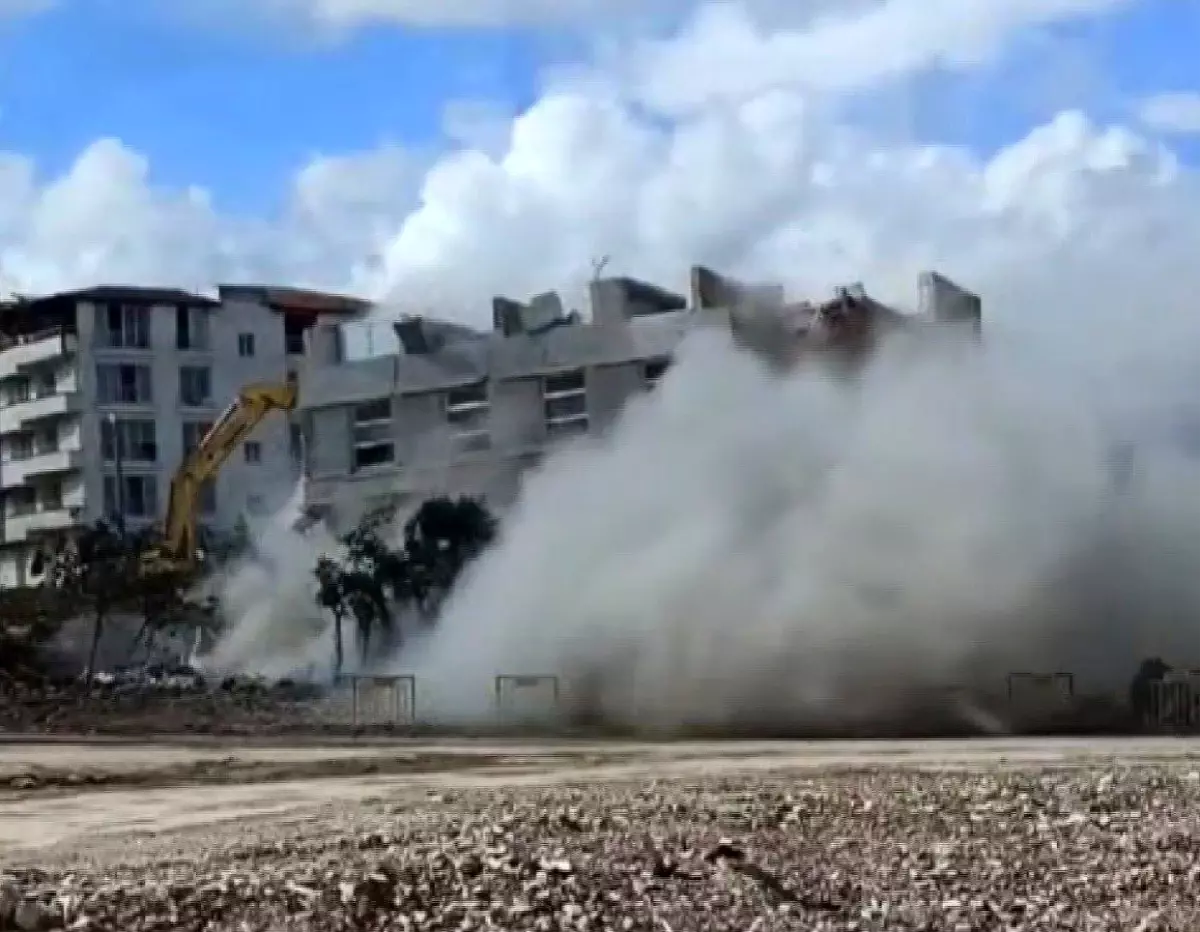 Hatay\'da halatla çekilen bina domino taşı gibi devrildi