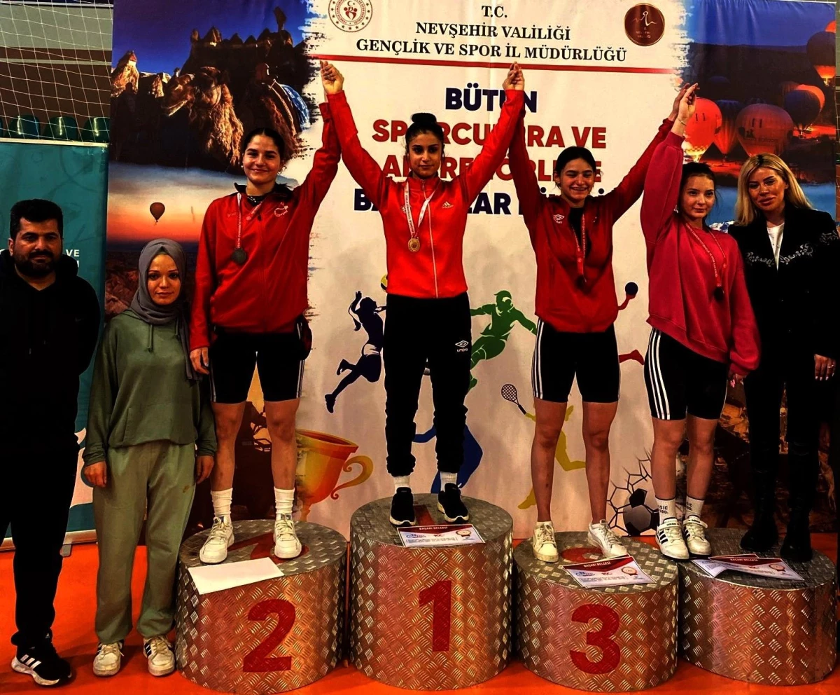 Nevşehir\'de düzenlenen Okul Sporları Halter Gençler A-B Kız Türkiye birinciliği müsabakalarında sporcularımız 4 madalya kazandı