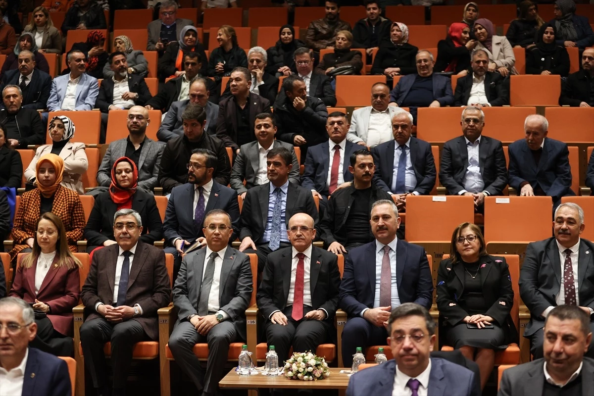 Hazine ve Maliye Bakanı Mehmet Şimşek Gaziantep\'te İş Dünyası Temsilcileriyle Buluştu