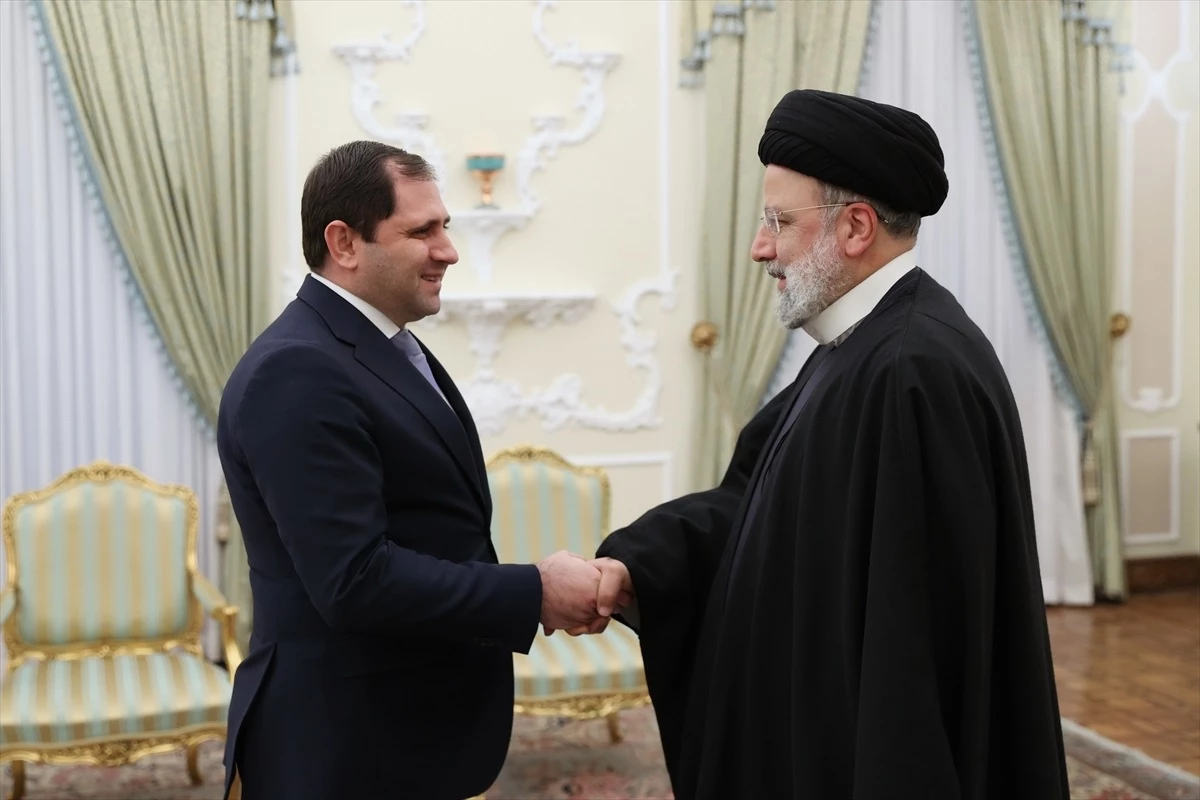 İran Cumhurbaşkanı İbrahim Reisi, Ermenistan Savunma Bakanı Suren Papikyan\'ı kabul etti