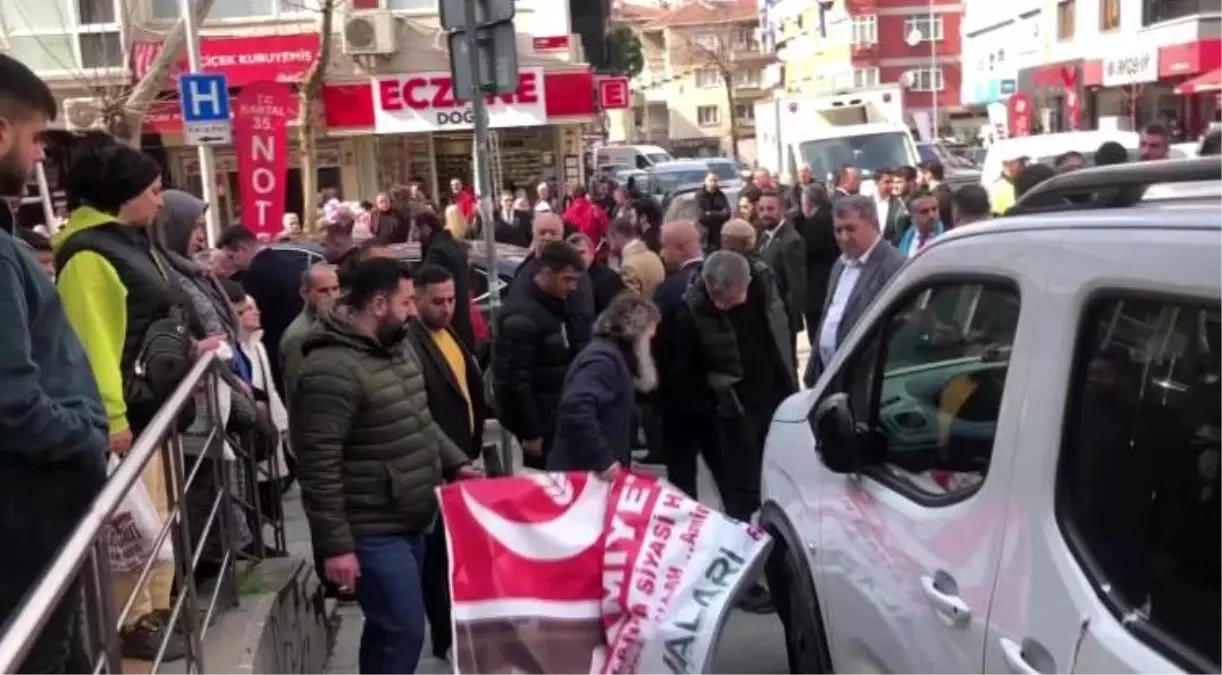 Kartal\'da Meral Akşener\'in esnaf ziyaretinde kavga çıktı