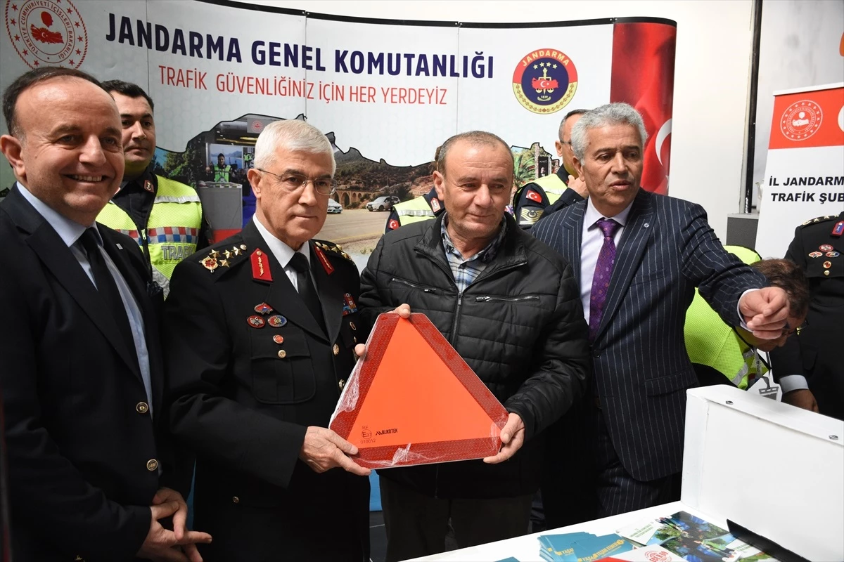 Jandarma Genel Komutanı Arif Çetin, Konya Tarım Fuarı\'nda stantları gezdi