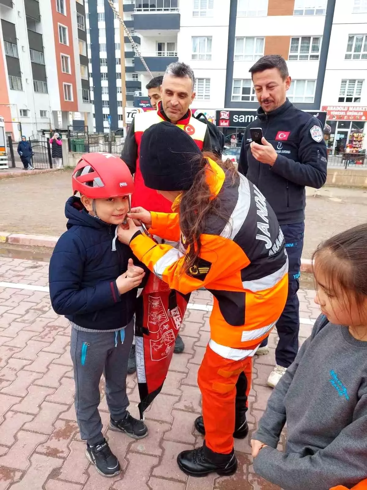 Kayseri\'de Jandarma Arama Kurtarma ekipleri tarafından öğretmen ve öğrencilere Deprem Anı Tahliye ve Yangın Söndürme Tatbikatı yapıldı