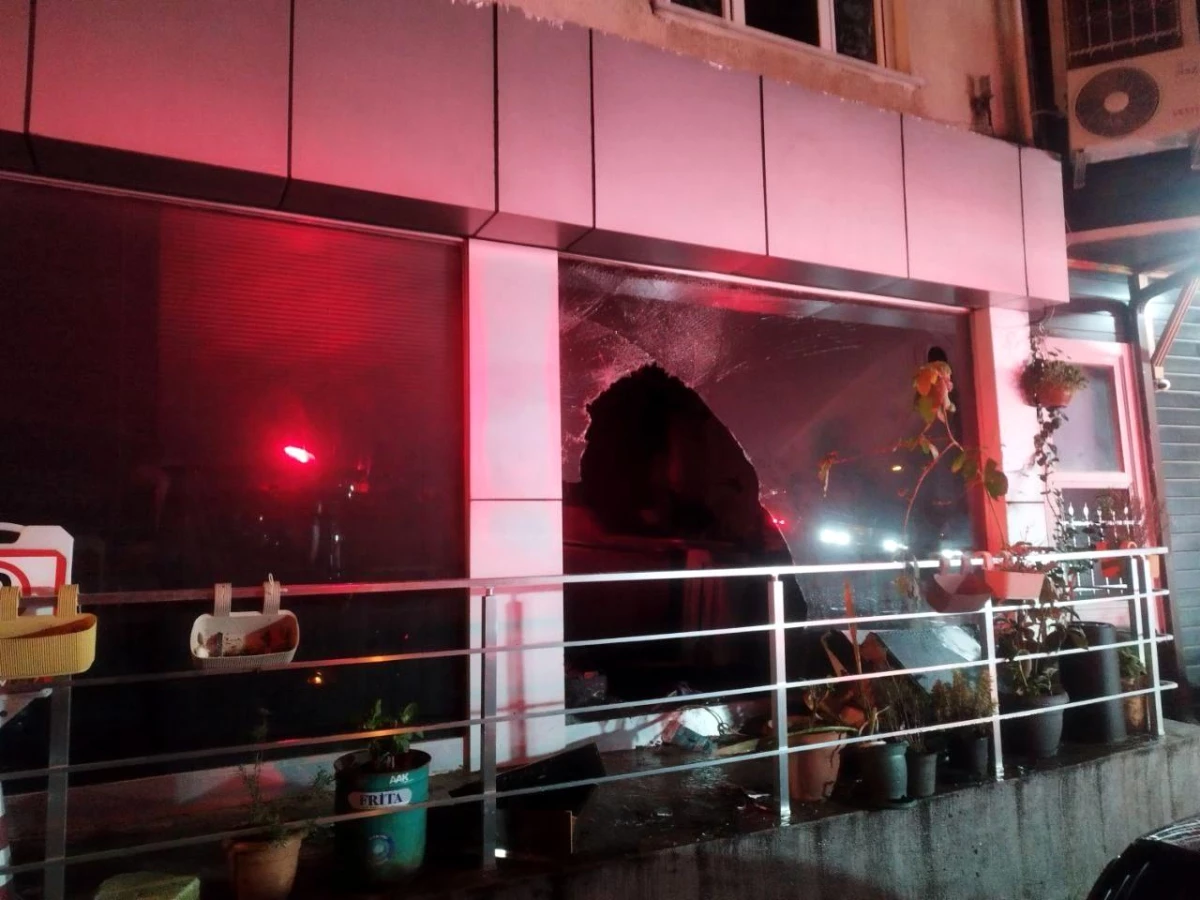 Kadıköy Koşuyolu\'nda İş Yerinde Çıkan Yangın İtfaiye Tarafından Söndürüldü