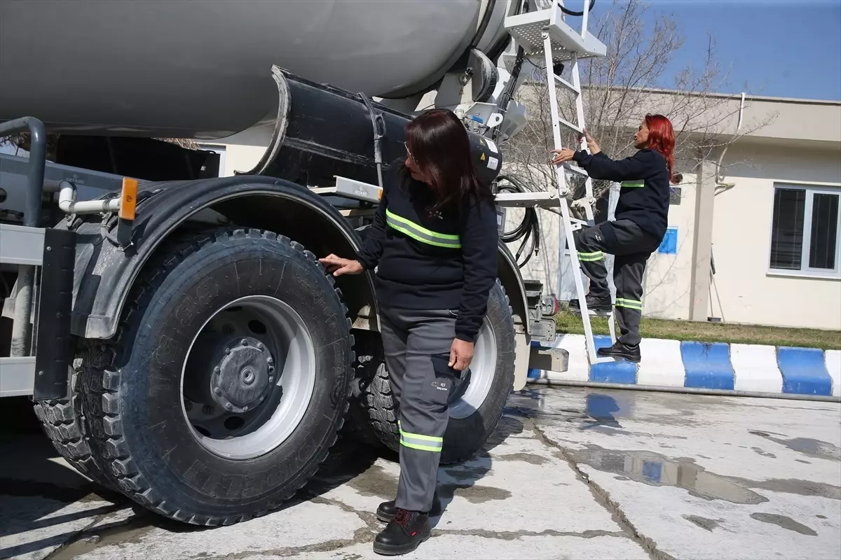 Kahramanmaraş\'ta Kadınlar Beton Mikserleriyle Deprem Konutlarına Katkı Sunuyor