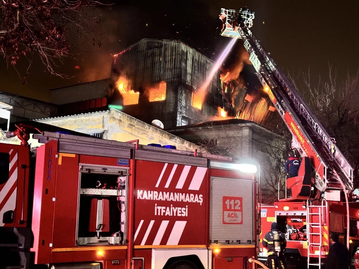 Kahramanmaraş\'ın Dulkadiroğlu ilçesinde mobilya üretim imalathanesinde yangın çıktı